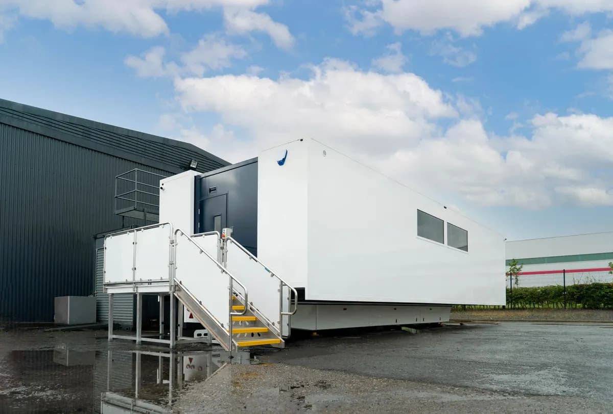 Decontamination XL exterior with extended side section
