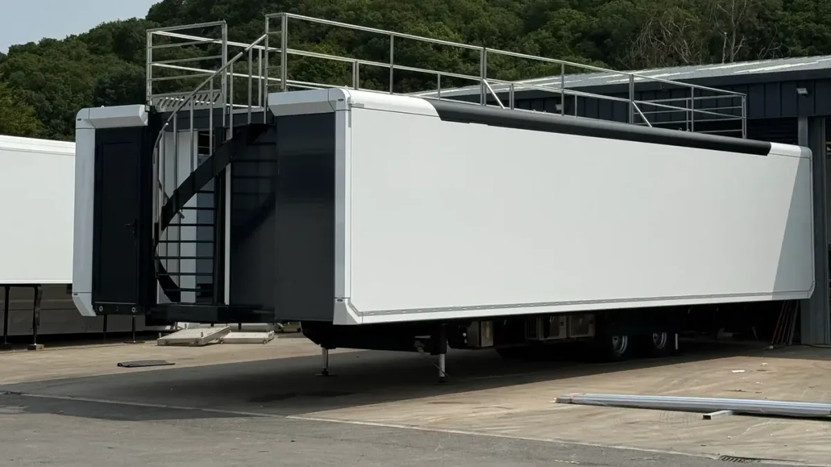 Expandable trailer with optional roof terrace and external staircase