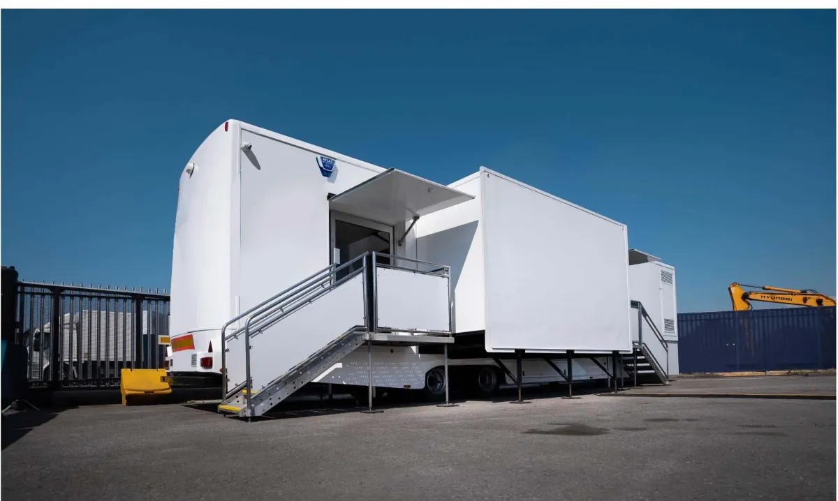 Mobile laboratory with extended side pod and access steps