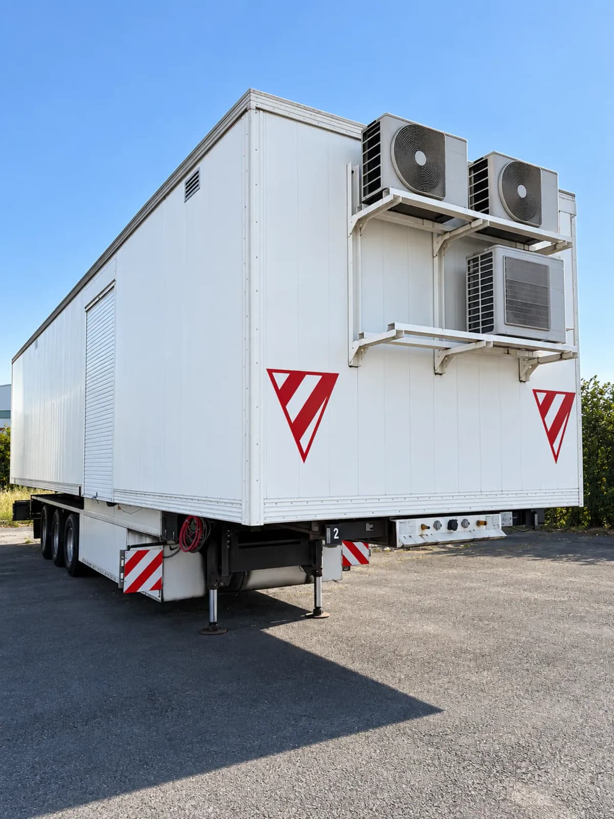 Quad outpatient trailer with expanding section and rooftop climate units