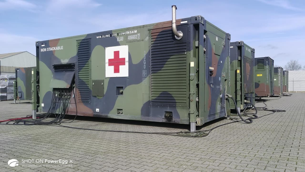 Exterior module with ventilation grilles, service cables and stabilising supports