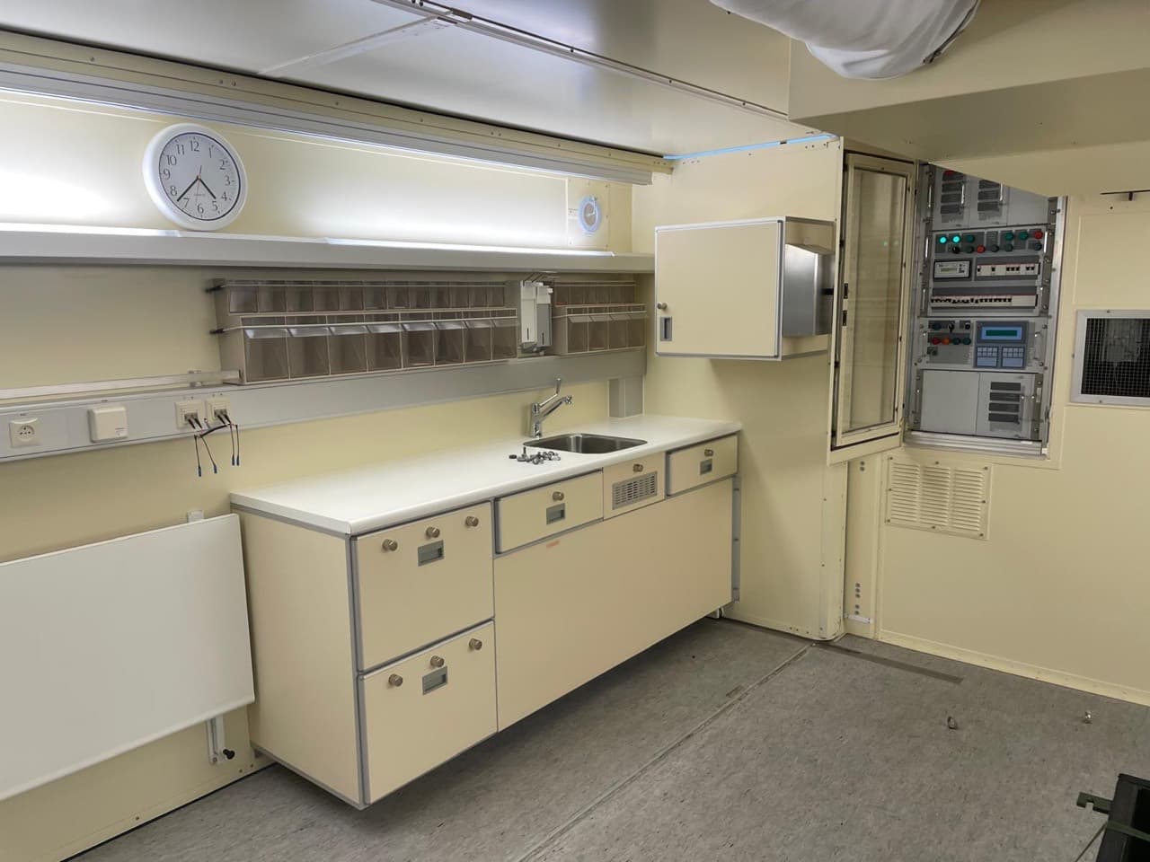 Clinical worktop, sink, storage and open control cabinet in a hospital module