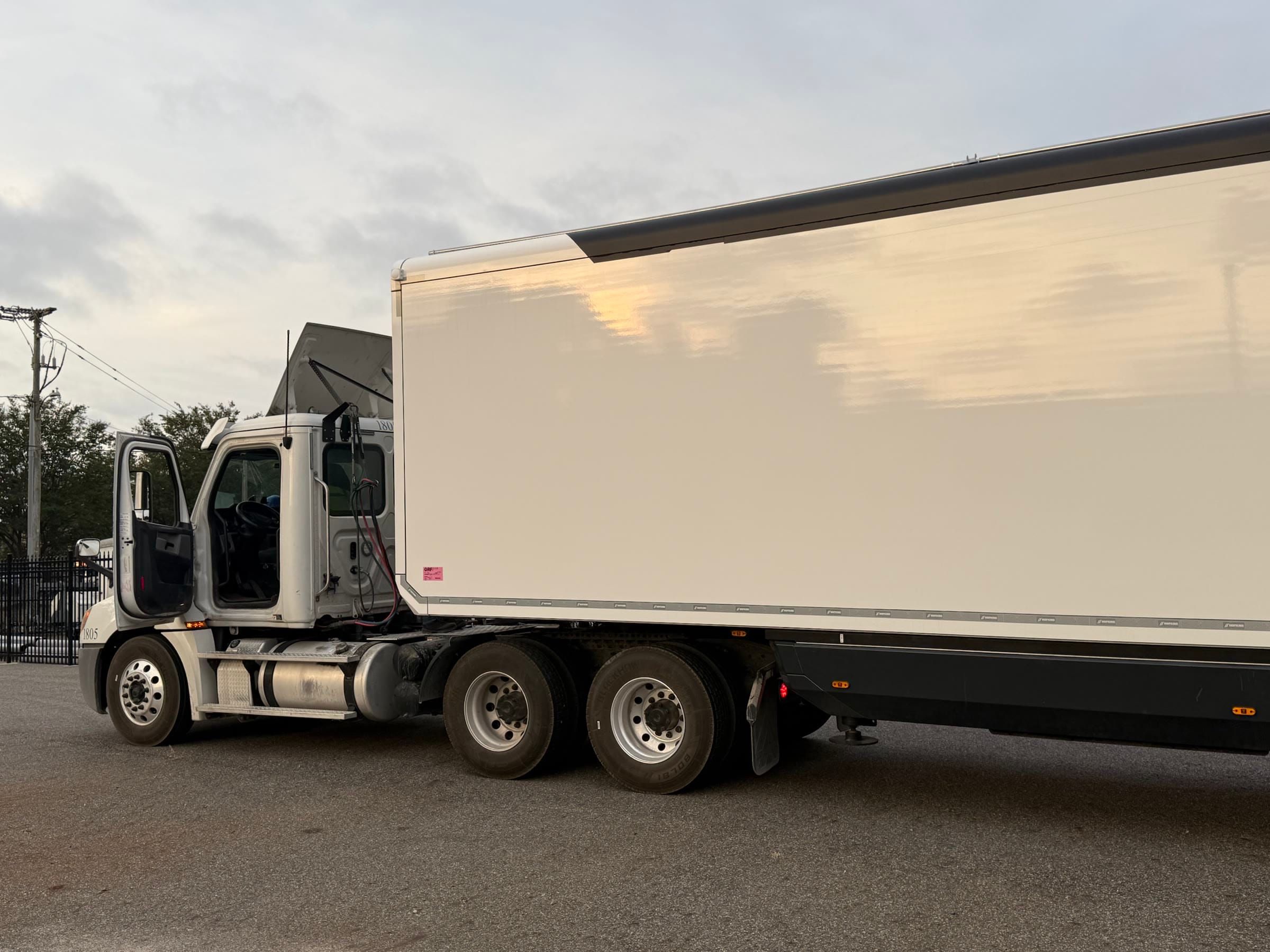 Tractor unit and the front of the closed expandable unit on arrival