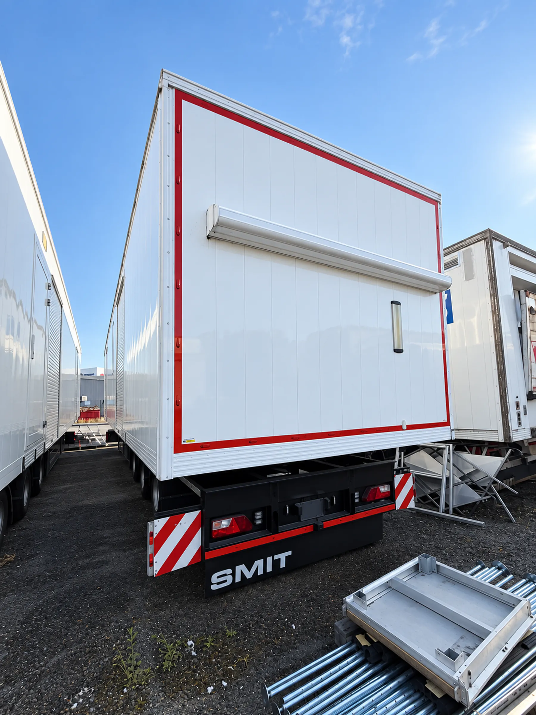 Quad outpatient trailer end with awning