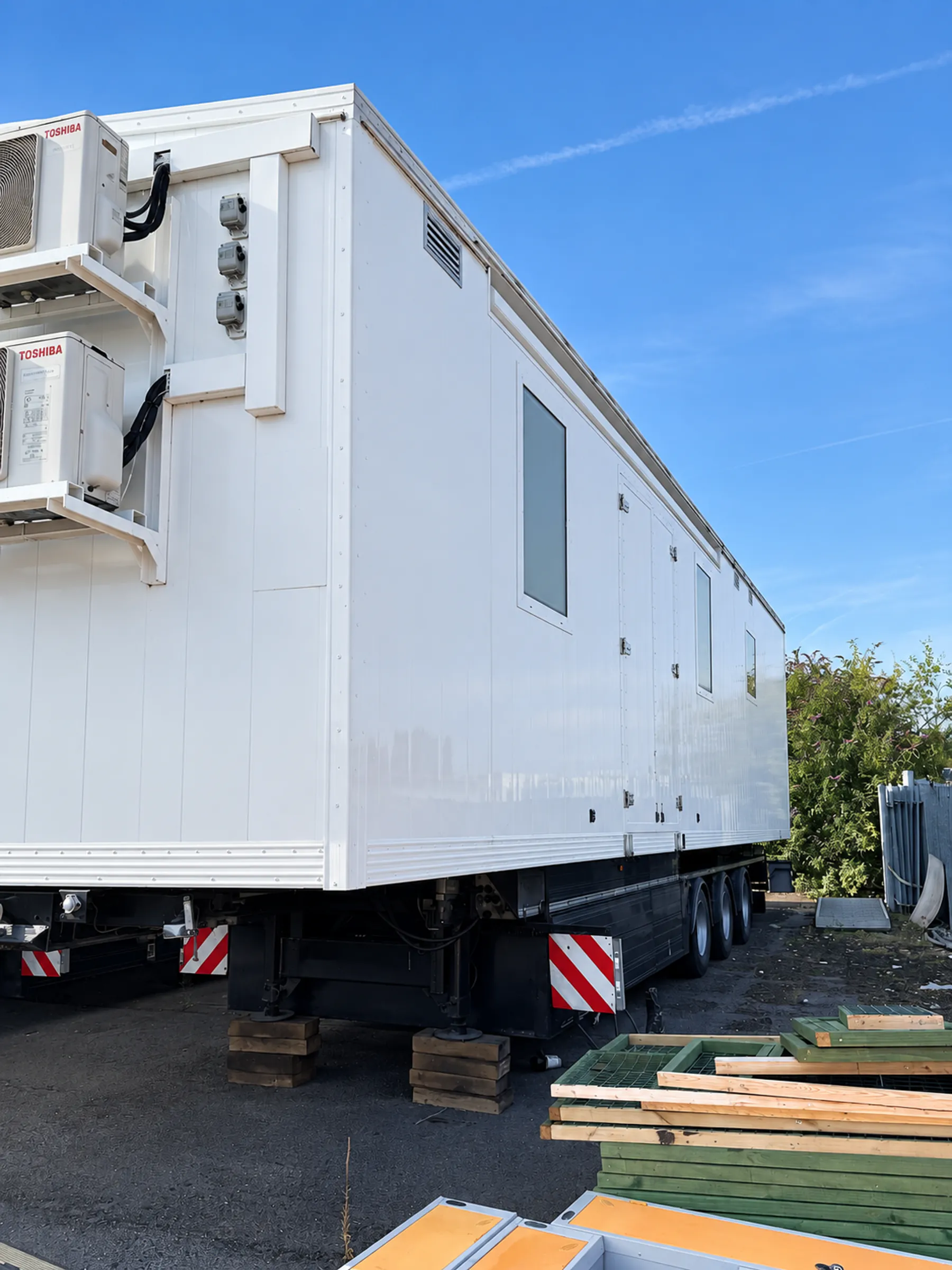 Quad outpatient trailer, long side and climate units