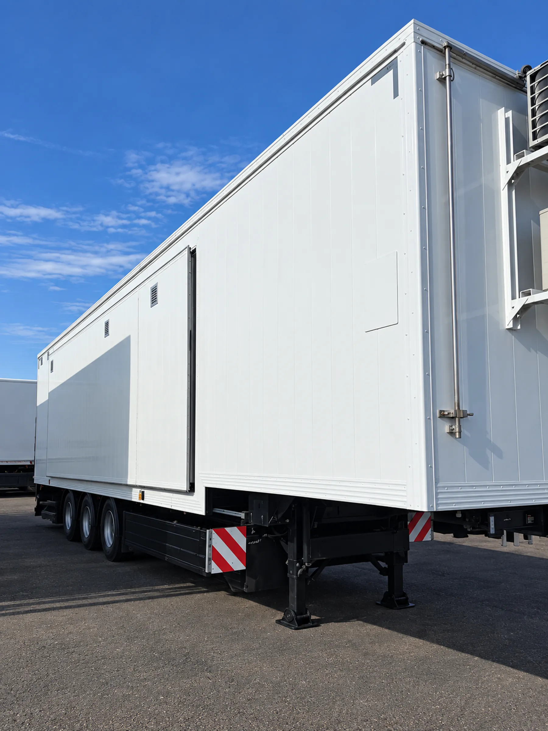 Quad outpatient trailer with a side shutter
