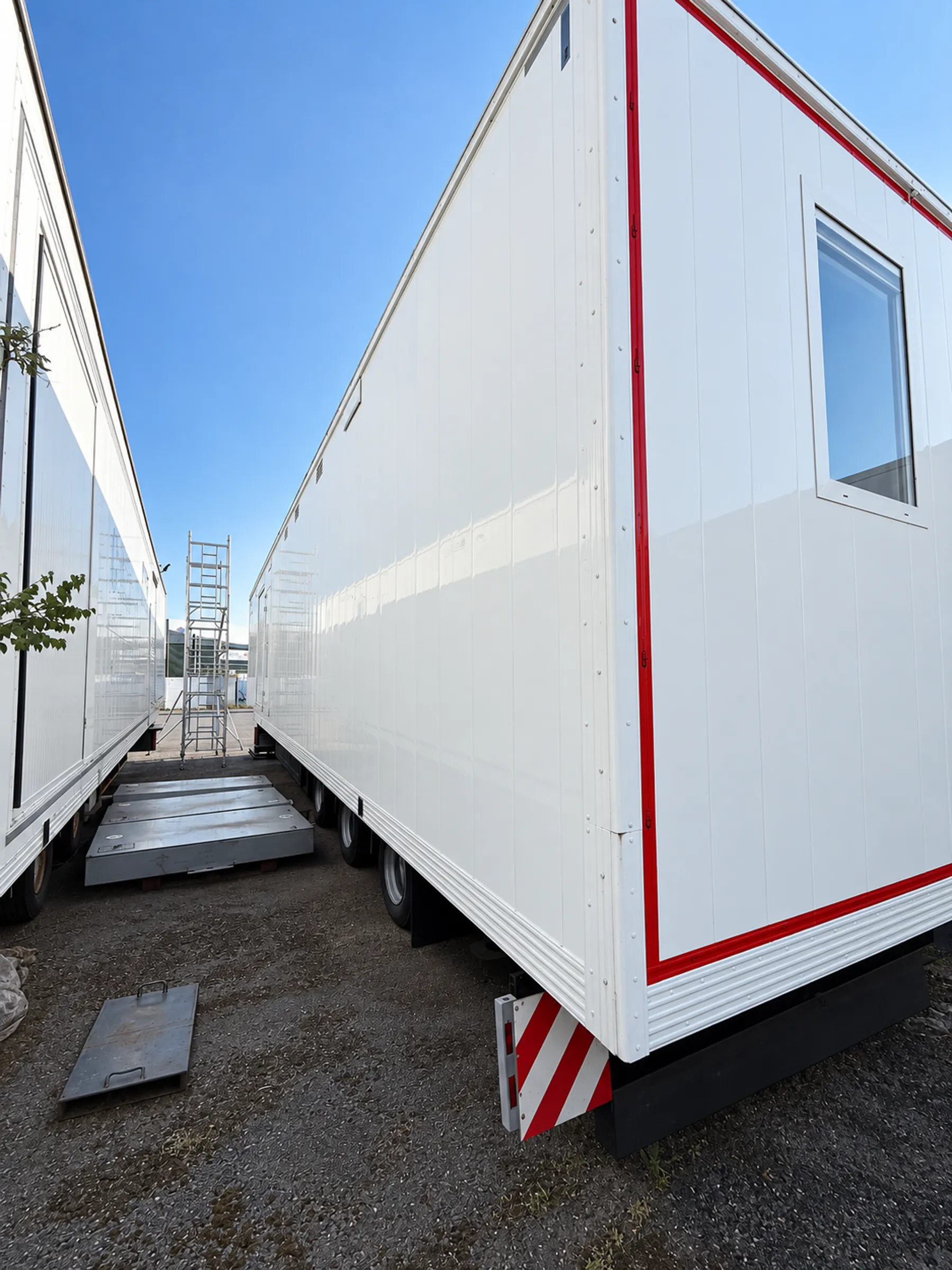 Quad outpatient trailer side with window and red trim