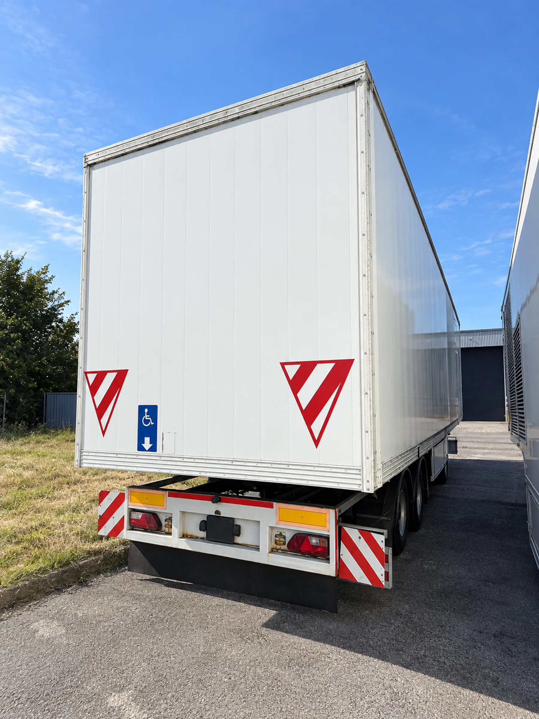 Rear three-quarter view of a Quad outpatient trailer