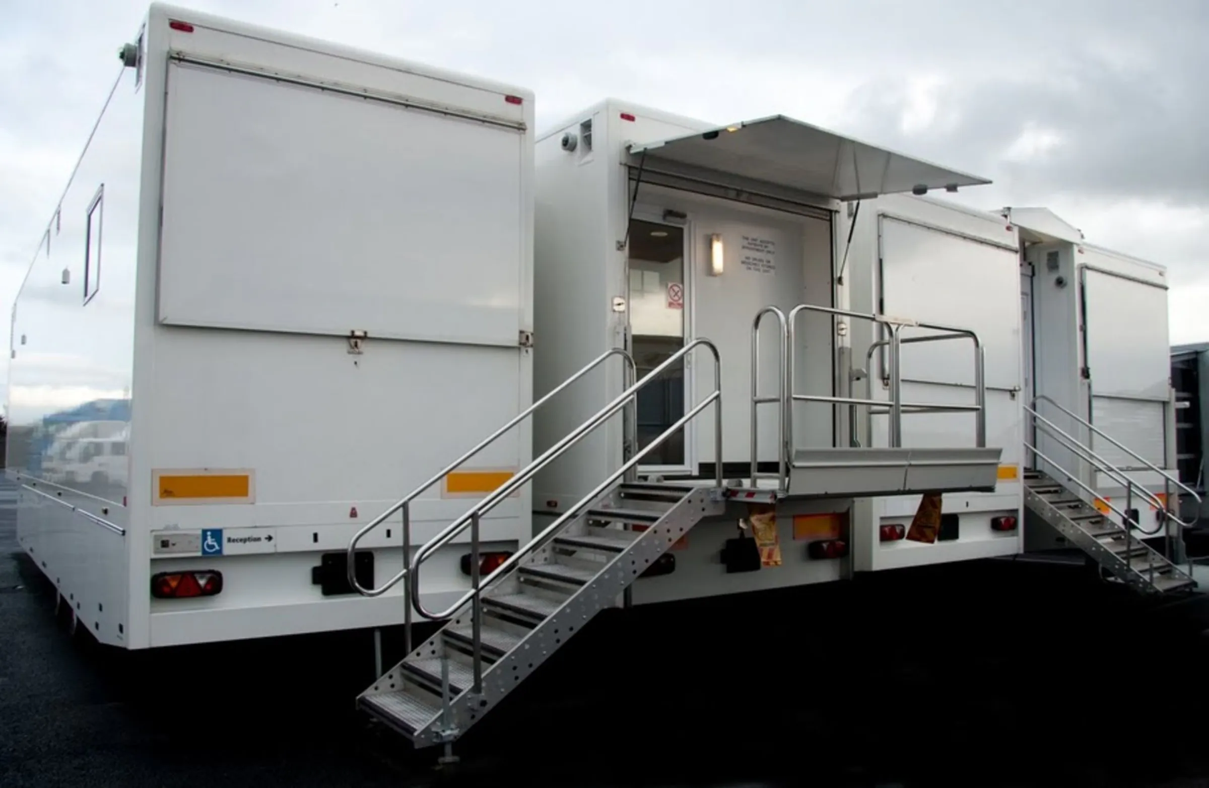 Quad outpatient system with exterior access steps