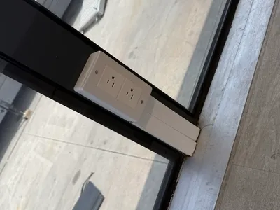 Expandable trailer interior socket and glazing detail
