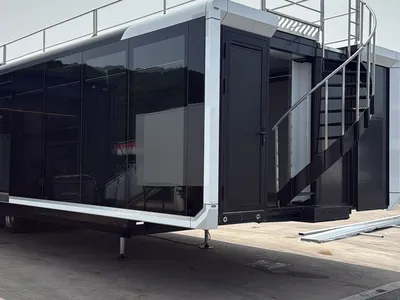 Expandable trailer glazed exterior and optional roof staircase