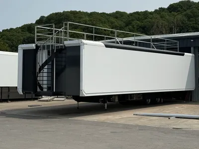 Expandable trailer exterior with optional roof terrace