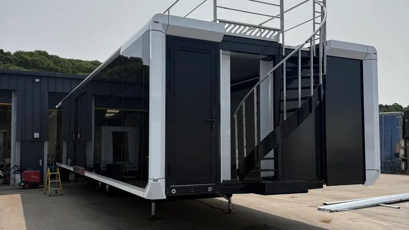 Expandable trailer with glazed side and optional external roof staircase